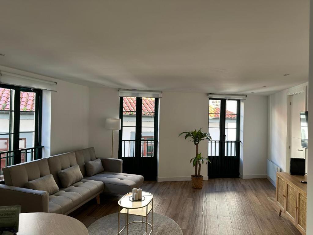 Apartamentos Urbanin II Plaza De San Pedro กูดีเยโร ภายนอก รูปภาพ