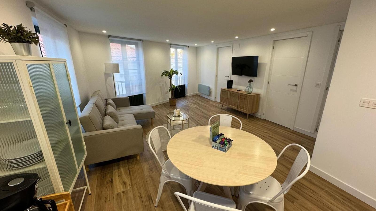 Apartamentos Urbanin II Plaza De San Pedro กูดีเยโร ภายนอก รูปภาพ